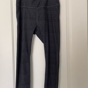 Vuori Pace High Rise Printed Legging Charcoal Arrow Texture VW353 7/8s Size L